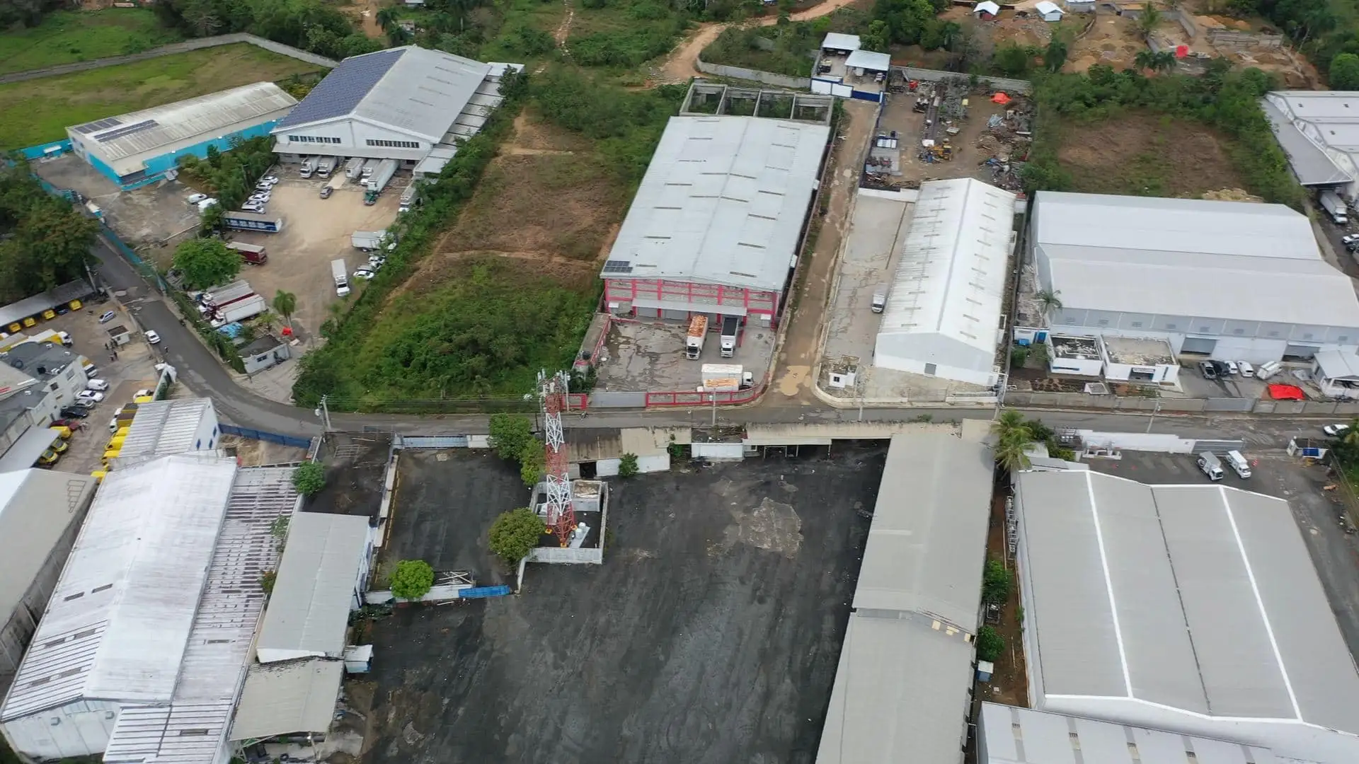 Naves industriales existentes en el parque